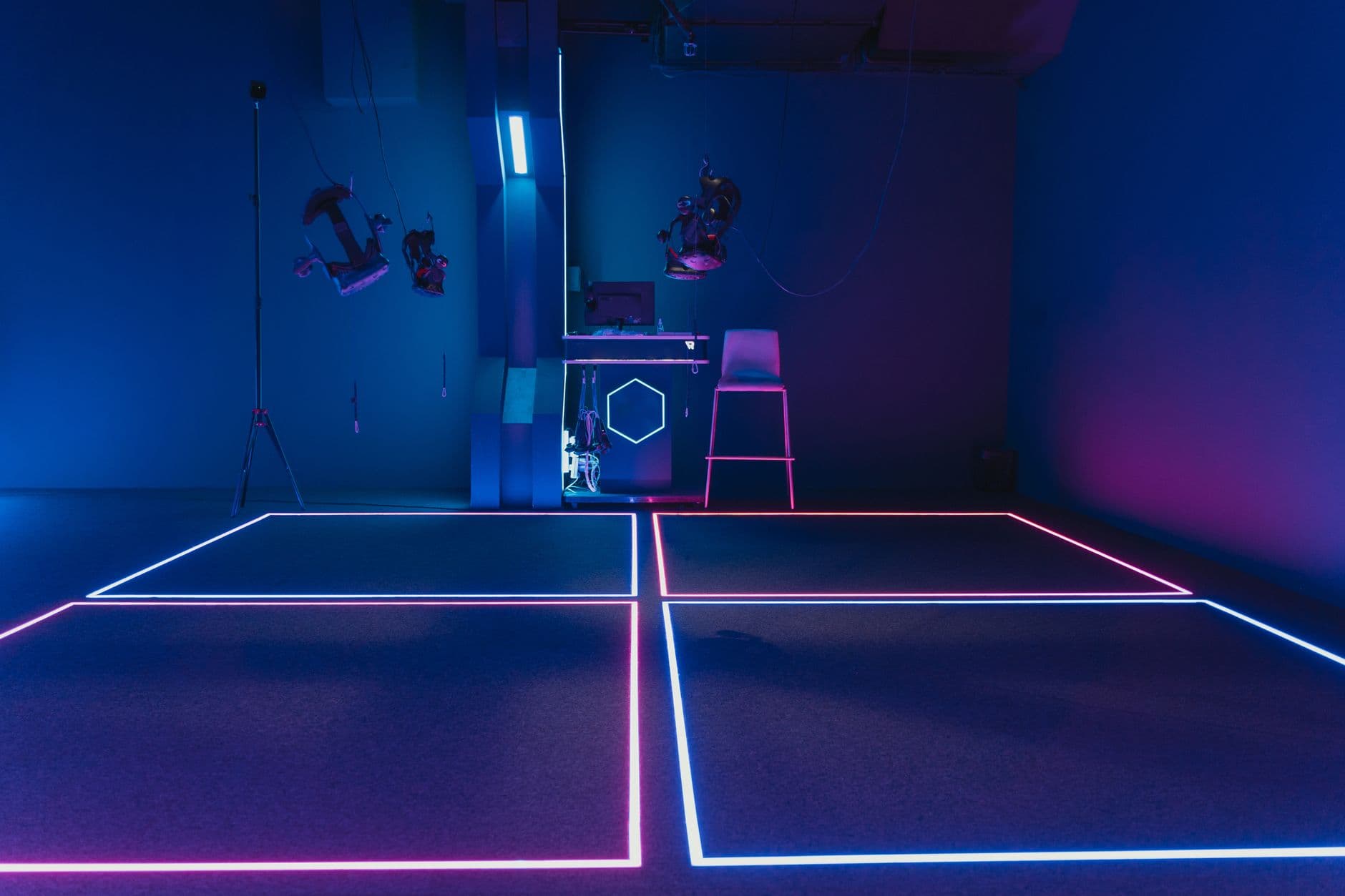 Explore a cutting-edge VR gaming room featuring vibrant neon lights and advanced technology.